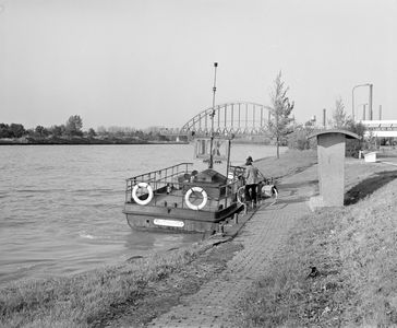 884528 Afbeelding van het voetveer over het Amsterdam-Rijnkanaal te Utrecht, bij de aanlegplaats aan de Keulsekade. Op ...